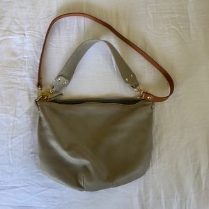 Clare V Moyen Messenger